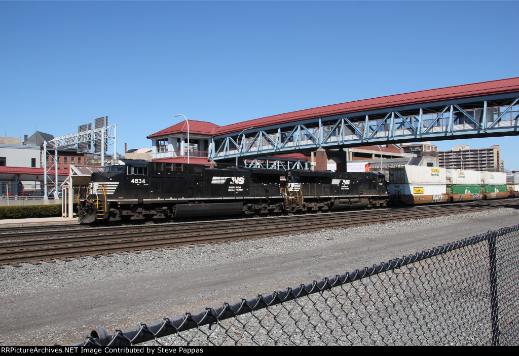NS 4834 and 7701 lead train 25G